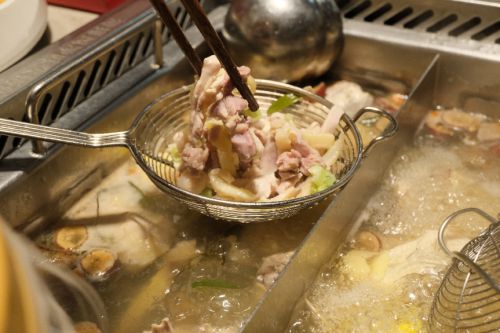 飞”入海底捞首家鲜切鸡肉工坊落户深圳pg电子游戏网站国家地理标志清远鸡“(图5) 飞”入海底捞首家鲜切鸡肉工坊落户深圳pg电子游戏网站国家地理标志清远鸡“(图5)